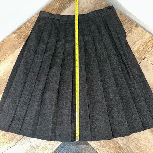 NWOT Liz Claiborne lizsport Charcoal pleated A-Line Skirt petite size 6 - Picture 2 of 8